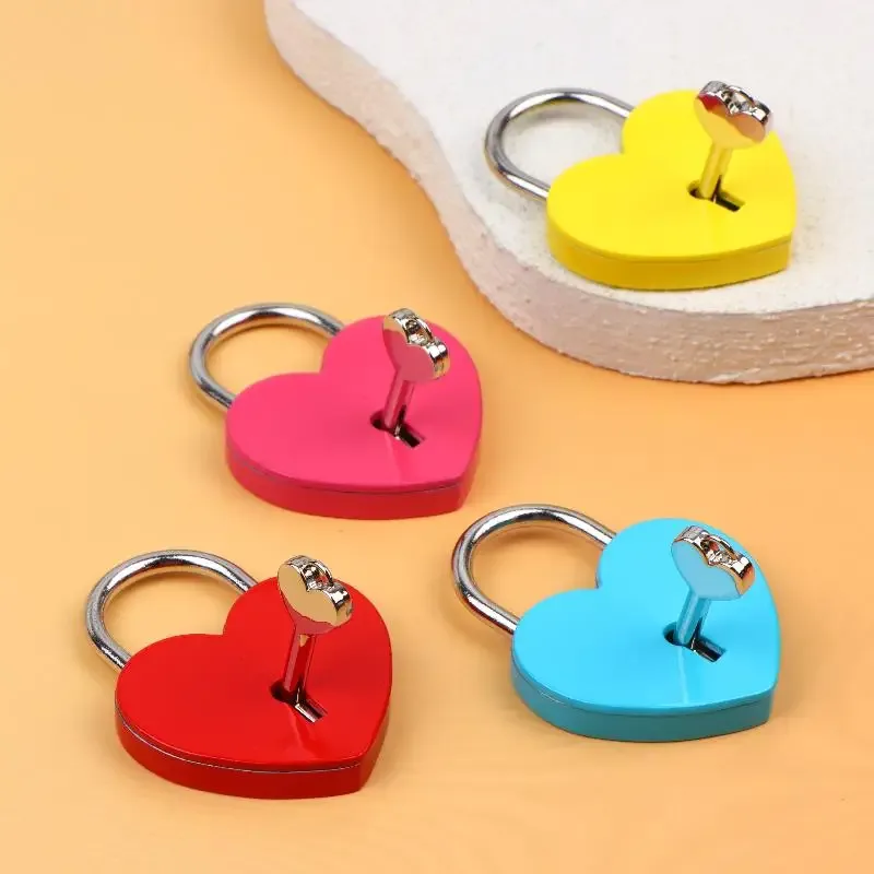 cadenas serrure tsa métal forme coeur couleurs vives marron dore rose rouge argent orange blanc usage voyage décoration objets personnels sécurité antivol