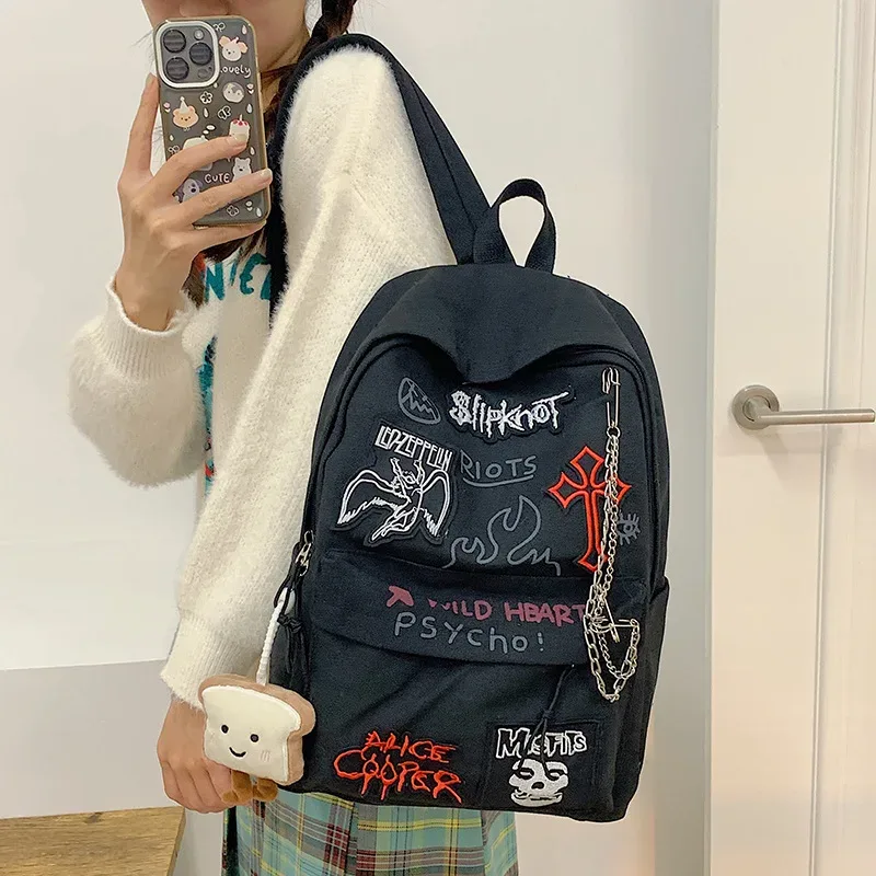 sac à dos gothique rock pour hommes et femmes, sac à dos décontracté en toile de grande capacité avec accents en métal et patchwork pour un usage quotidien