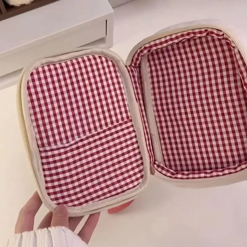 sac de rangement en peluche mignon en forme de fraise, pochette à cosmétiques moelleuse, trousse à crayons multifonctionnelle de grande capacité pour un usage quotidien