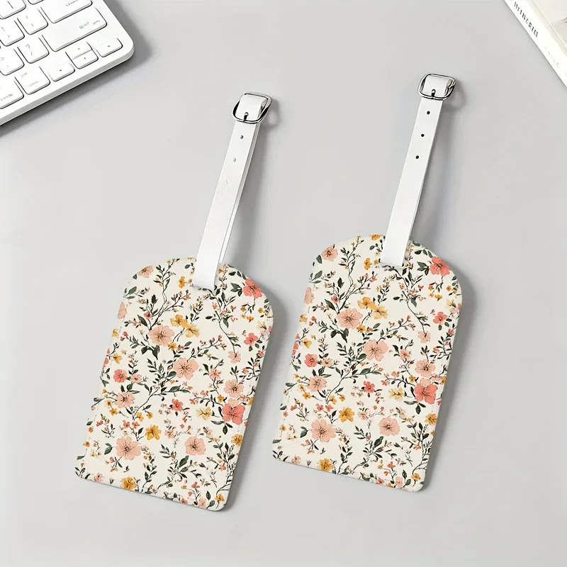 étiquettes de bagages florales colorées rose pastel et vert, avec quincaillerie ton sur ton, motif floral, porte-cartes d'embarquement pour voyage en avion