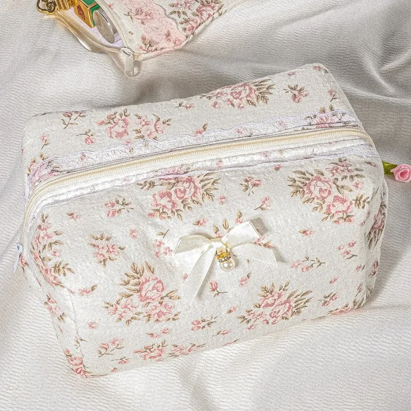 trousse de maquillage élégante en dentelle blanche, pochette cosmétique de mariée matelassée avec nœud brodé floral, cosmétique cadeau de toilette de voyage pour femmes