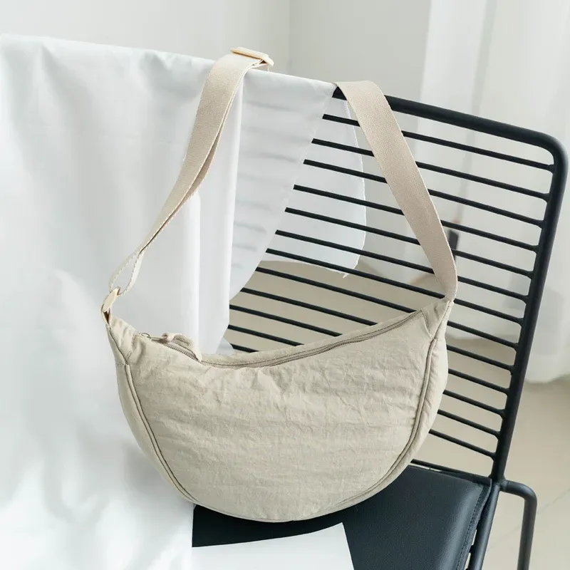 sac bandoulière polyvalent en nylon léger, durable et élégant, disponible en plus de 20 couleurs vibrantes pour un usage quotidien, les voyages et les sorties.