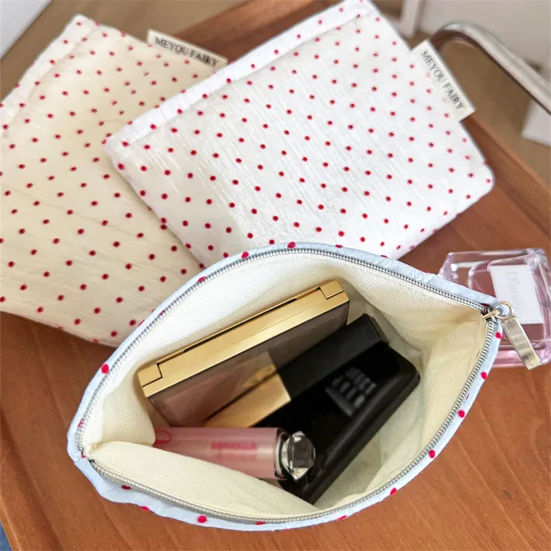 pochette cosmétique rouge à pois froncée, petite trousse de toilette en toile crème pour rouge à lèvres et articles divers, organiseur de voyage portable, cadeau pour fille