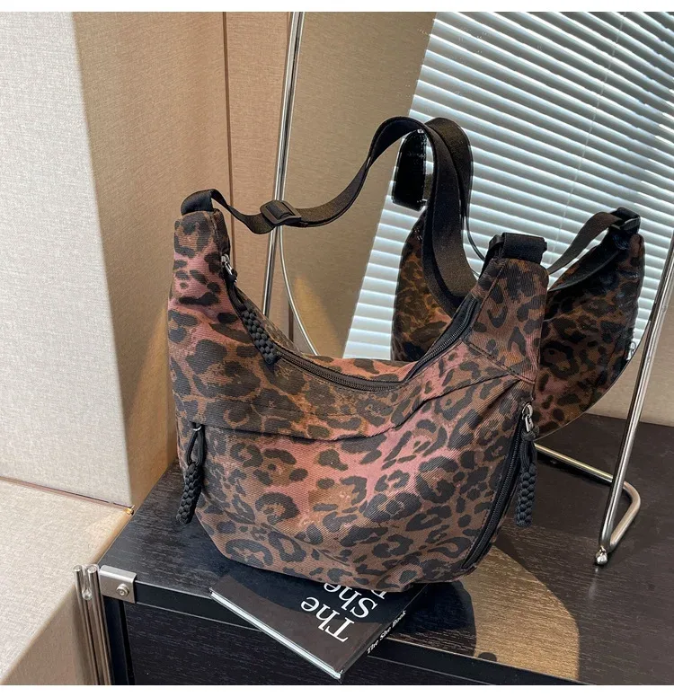 sac hobo imprimé léopard unique, sac à bandoulière sportif pour les déplacements, tout rond, sac à cosmétiques polyvalent et élégant pour femmes