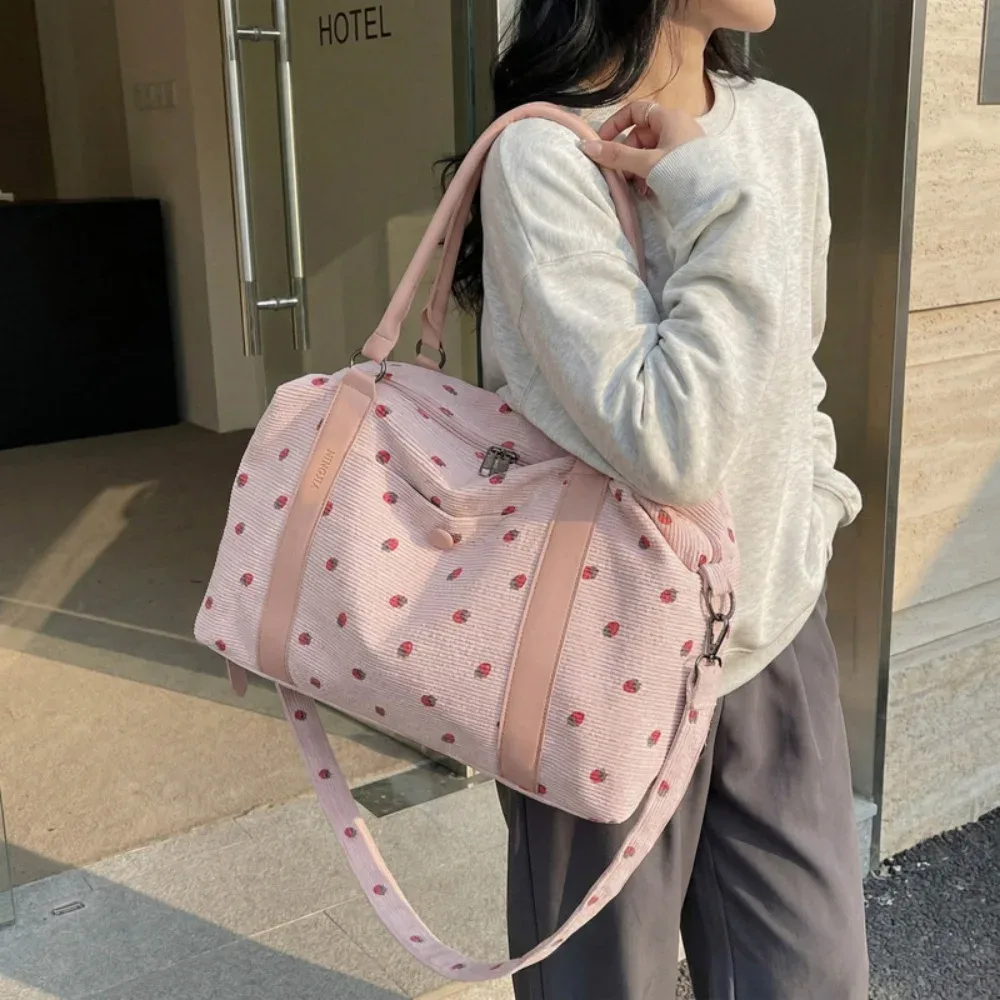 Sac de voyage en velours côtelé imprimé fraises pour femme, grande capacité, avec compartiment humide/sec, idéal pour le week-end, le sport ou les vacances