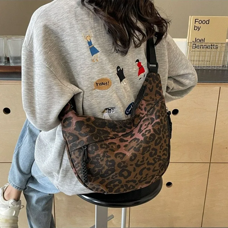 sac hobo imprimé léopard unique, sac à bandoulière sportif pour les déplacements, tout rond, sac à cosmétiques polyvalent et élégant pour femmes