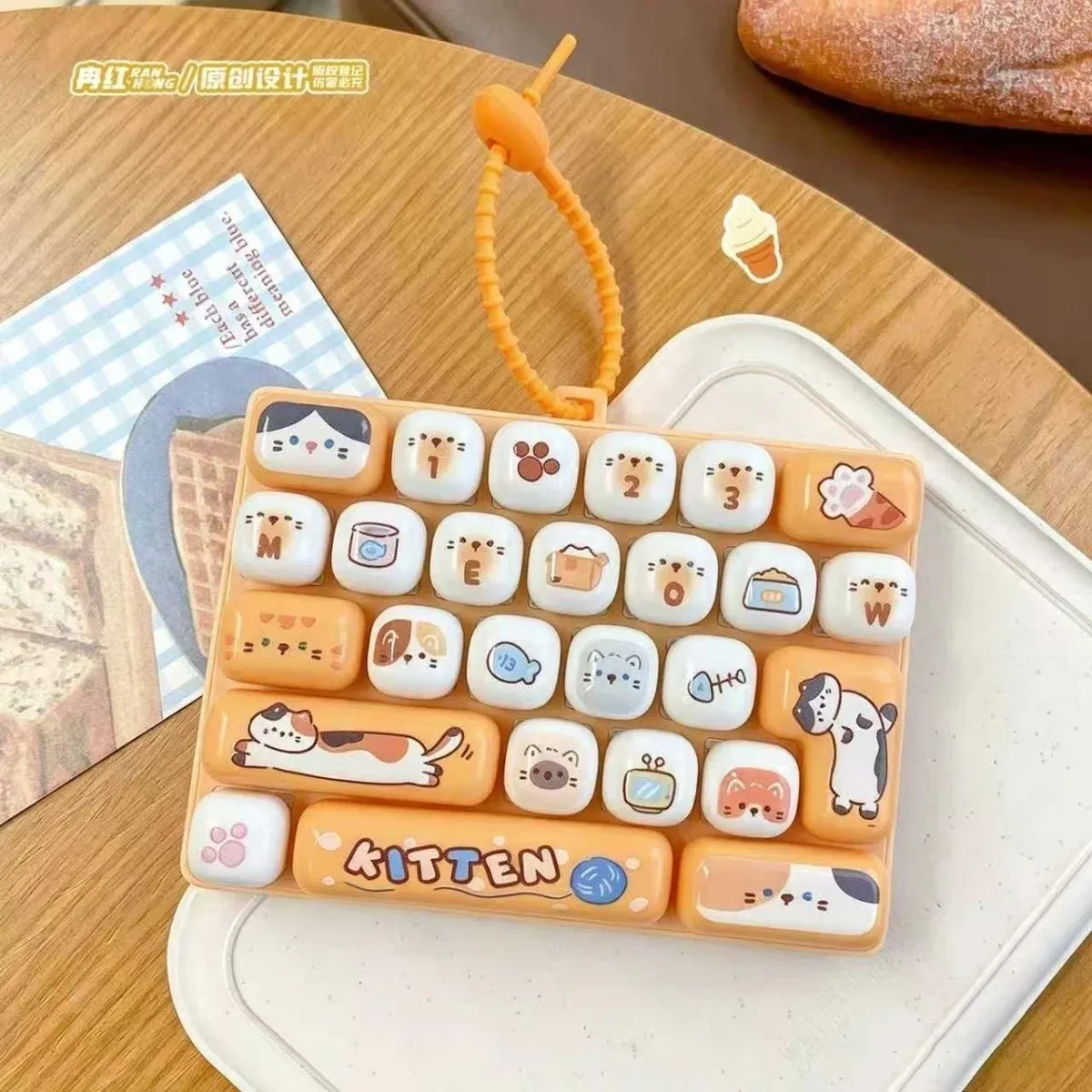 porte-clés portable à 26 touches de clavier pour sacs, sacs à dos, accessoire de costume d'halloween, jouet sensoriel de décompression pour le bout des doigts