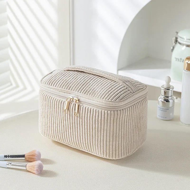 pochette cosmétique moelleuse personnalisée, idéale pour organiser les voyages et les articles de toilette quotidiens, un choix de cadeaux doux pour la fête des mères