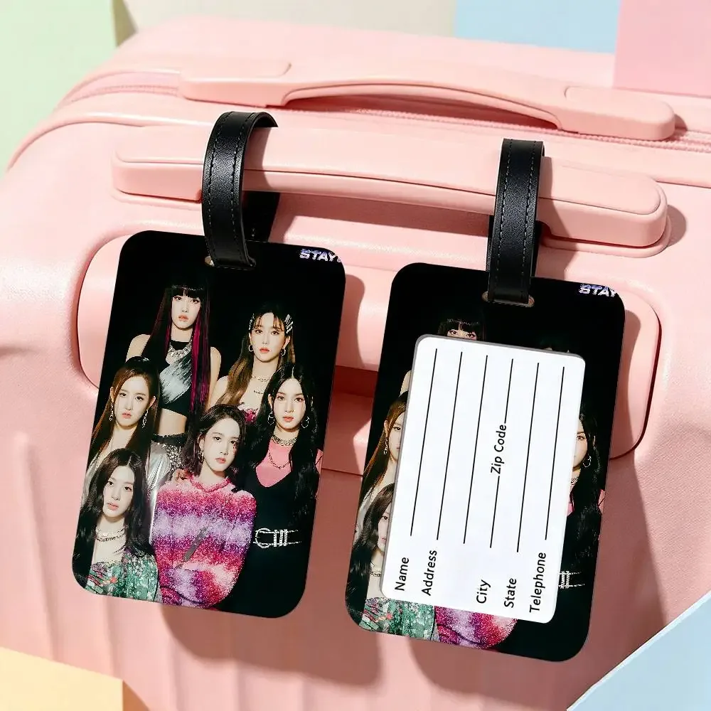 étiquette de bagage en pvc multi-scènes du groupe kpop s-stayc, design anti-perte avec carte d'information pour sac à dos et bagages de voyage.