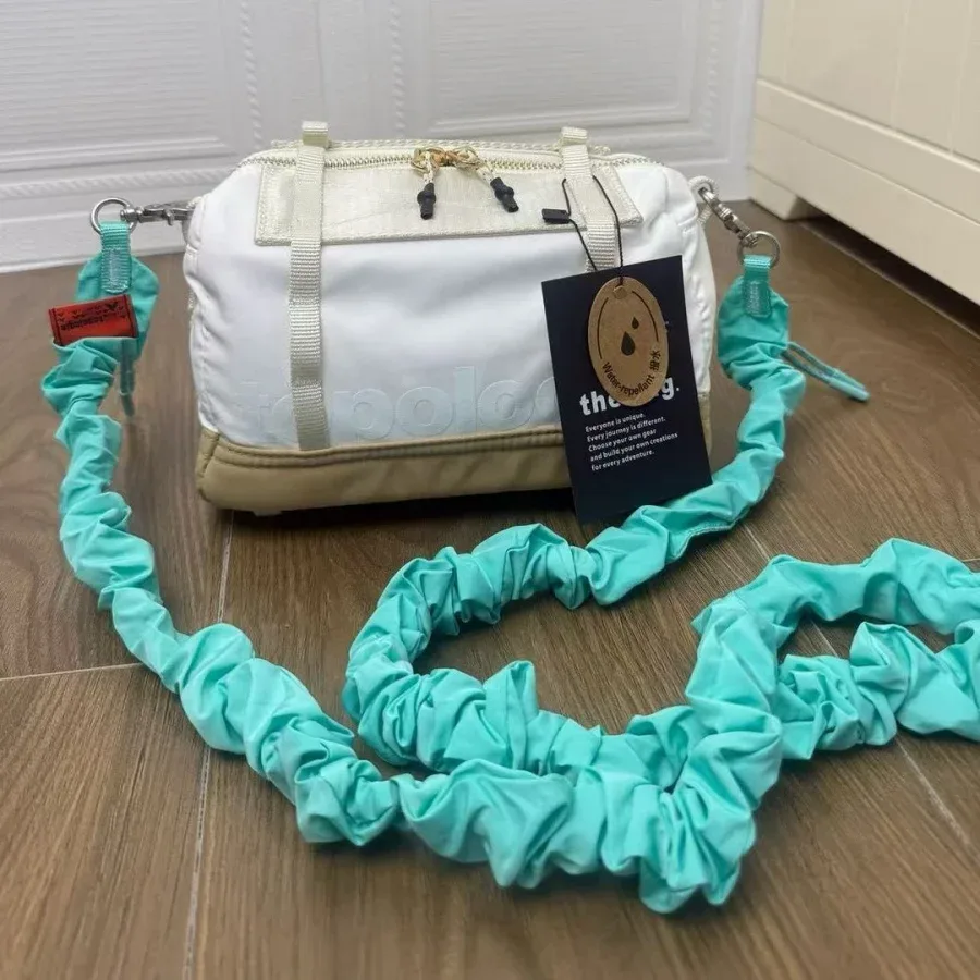 nouveau sac à bandoulière et à porter en travers du corps grande capacité automne/hiver 2026, sac oreiller décontracté et polyvalent, sac carré à bandoulière spéciale au design soigné, sac boston léger pour l'extérieur, sac de voyage sportif de haute qualité, unisexe pour hommes et femmes.