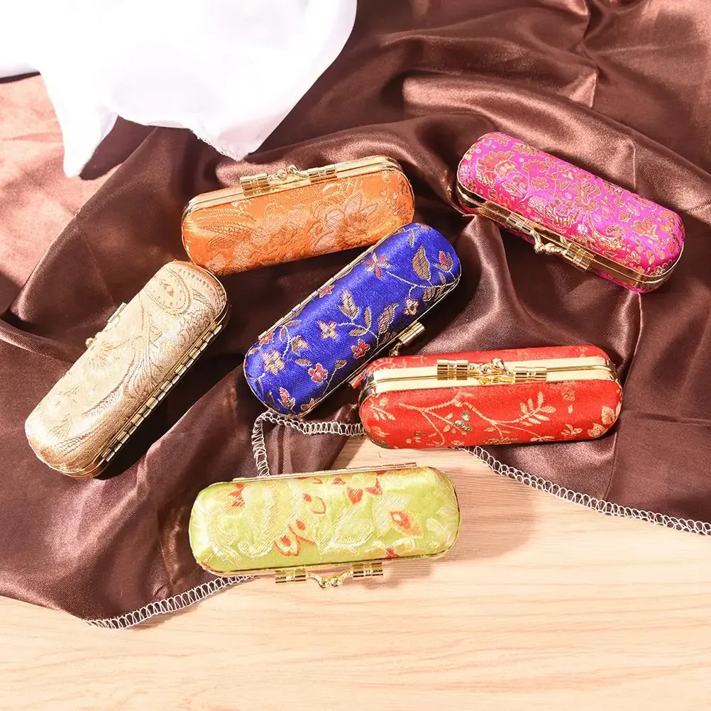 trousse toilette satin motifs floraux dorés fond coloré miroir intérieur contenance cosmétiques voyage femmes