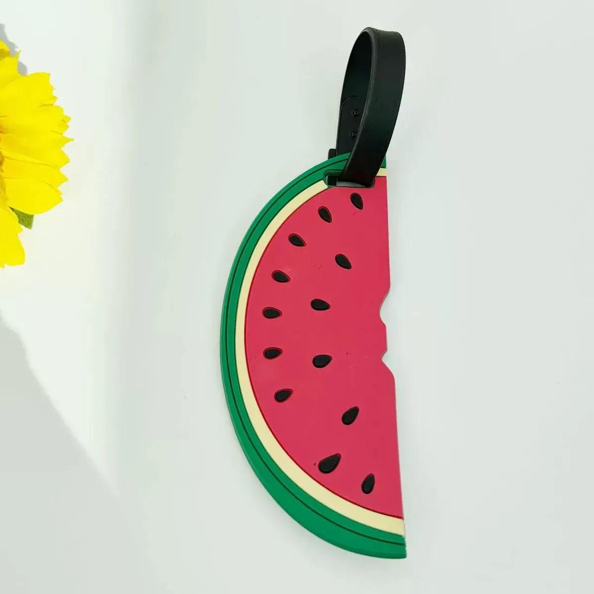 étiquette bagage pvc forme fraise rouge feuillage vert poignée noire forme pastèque graines noires voyage identification