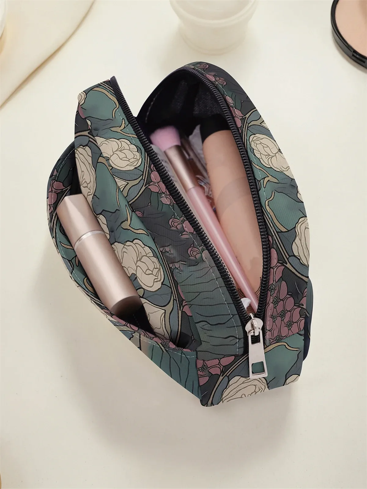 trousse de maquillage art nouveau à motif floral blanc et chat noir, avec fermeture éclair, pour le rangement des articles de toilette en voyage.
