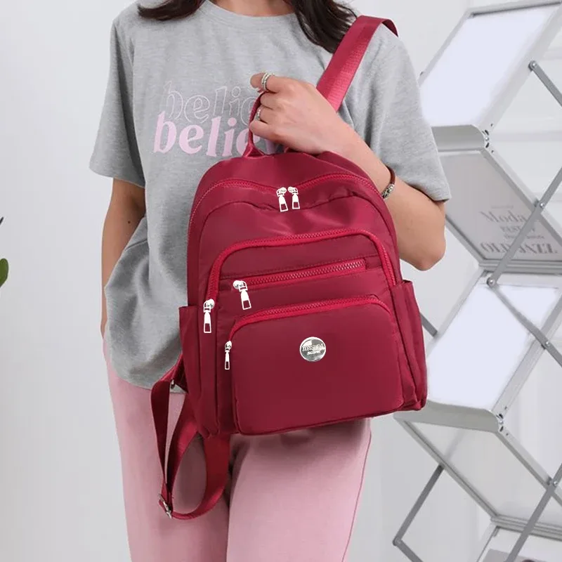 petit sac à dos noir et marron à motif quadrillé classique, plusieurs poches zippées, sac à dos décontracté et tendance, peut contenir un téléphone, des cosmétiques et des essentiels