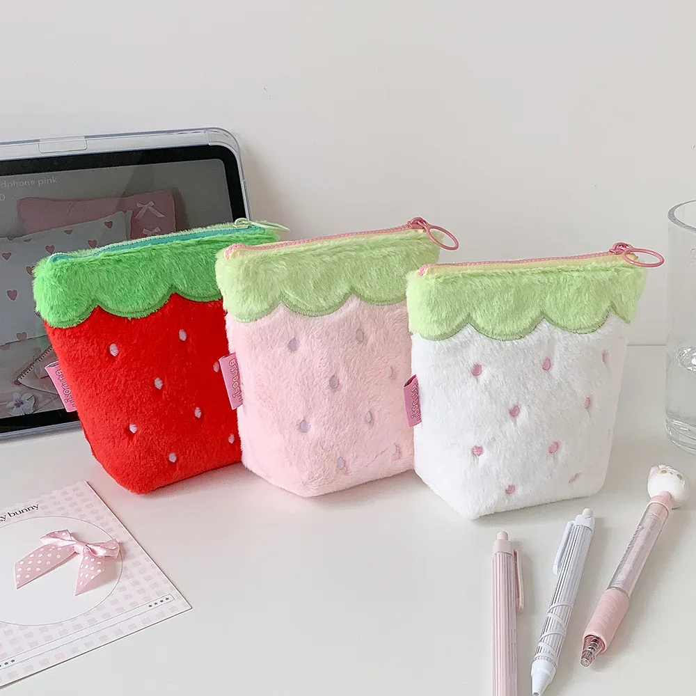 trousse de maquillage en peluche fraise portable, étui à rouge à lèvres et écouteurs, pochette de rangement pour étudiants, petite trousse cosmétique