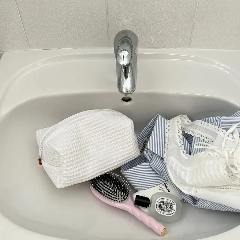 trousse de maquillage personnalisée avec nom brodé, trousse de toilette de voyage, pochette cosmétique douce et durable pour femmes, cadeau parfait pour un mariage, usage quotidien