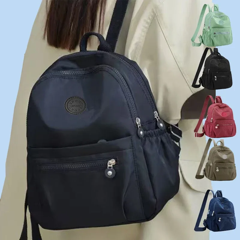 sac à dos multicolore pour femmes avec logo rond, sac à bandoulière tendance pour femmes, disponible en différentes couleurs.