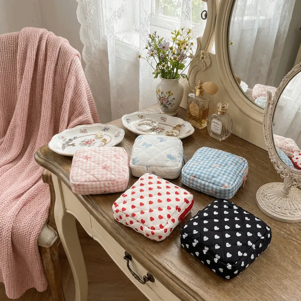sac de rangement pour serviettes hygiéniques à motif à carreaux, sac cosmétique multifonctionnel, mini sac de voyage matelassé portable pour maquillage.