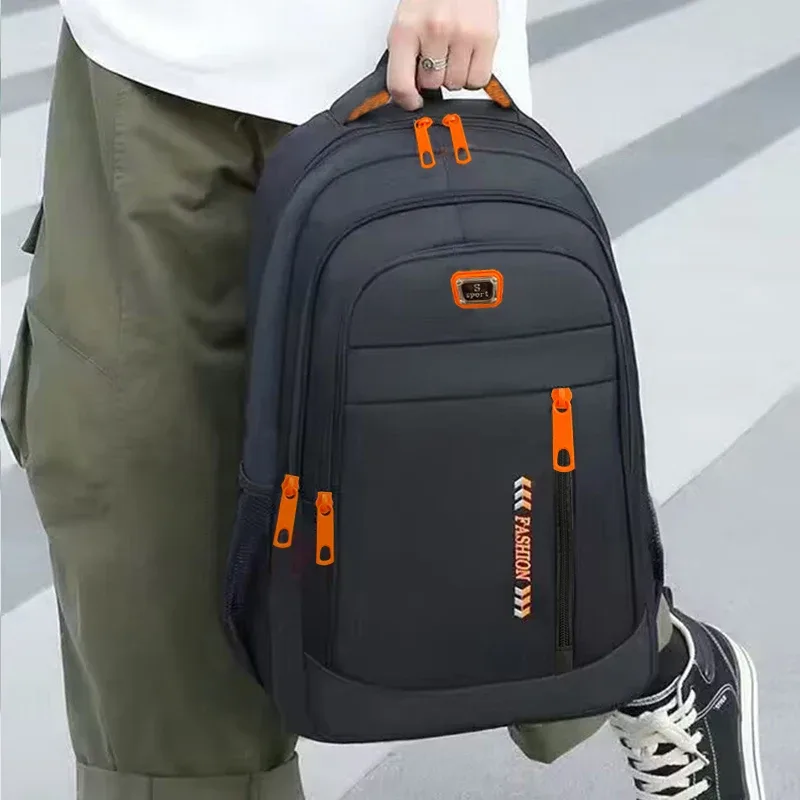 sac dos nylon noir accents orange motif flèches blanc bande latérale compartiments ordinateur grande capacité usage voyage