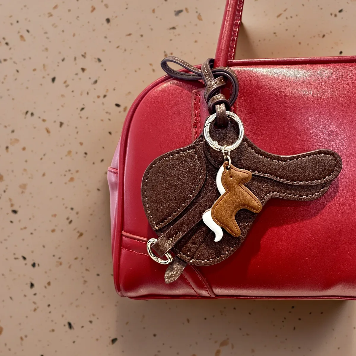 breloque de sac en cuir pu faite à la main avec petit pendentif cheval – cadeau équestre élégant et unique pour sac à main, porte-clés et sac à dos