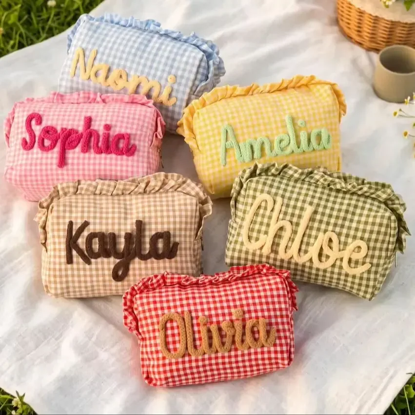 pochette de maquillage personnalisée à volants en gingham, trousse de toilette avec nom personnalisé, cadeau pour les demoiselles d'honneur