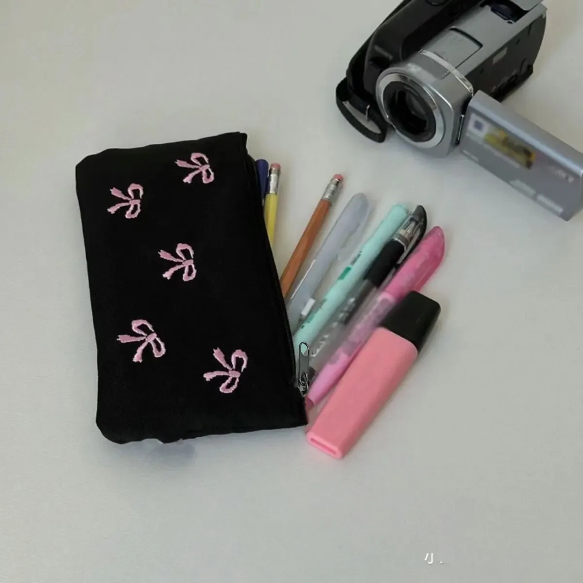 pochette à stylos noire brodée avec nœud, sac de rangement cosmétique au design élégant, sac à cosmétiques simple style ins, 1 pièce (direction de fermeture éclair aléatoire)
