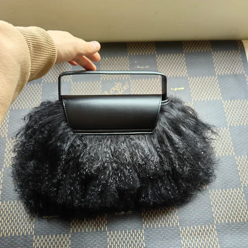 sac à main de luxe en cuir 2026 avec fourrure et garniture en velours, sac en peau d'agneau duveteux automne/hiver avec garniture en fourrure et pompons