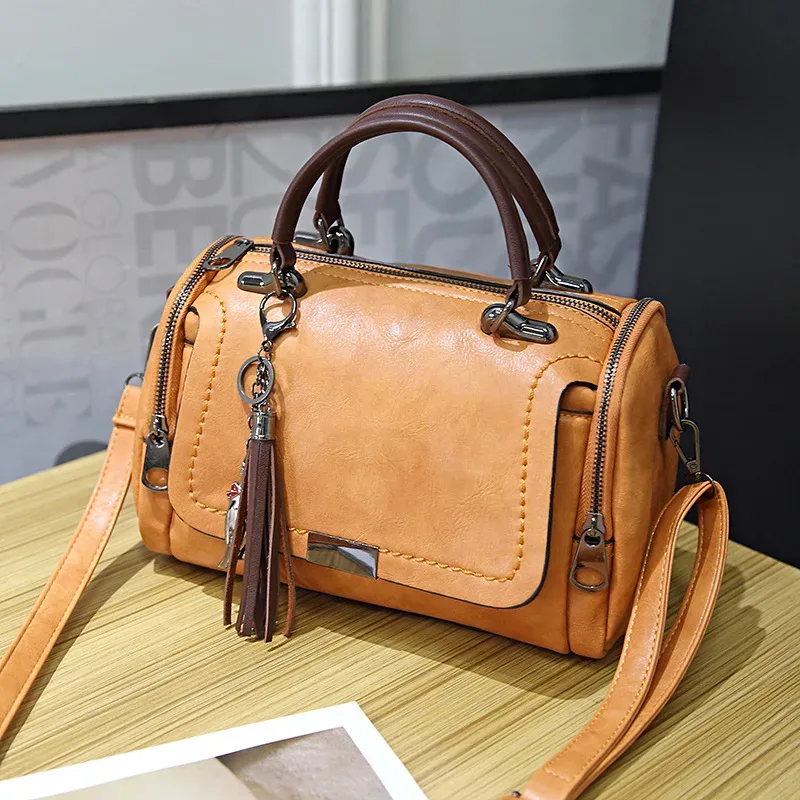 sac dos cuir pu marron motif coutures poignée supérieure pince chat chaînette format ovale voyage fille
