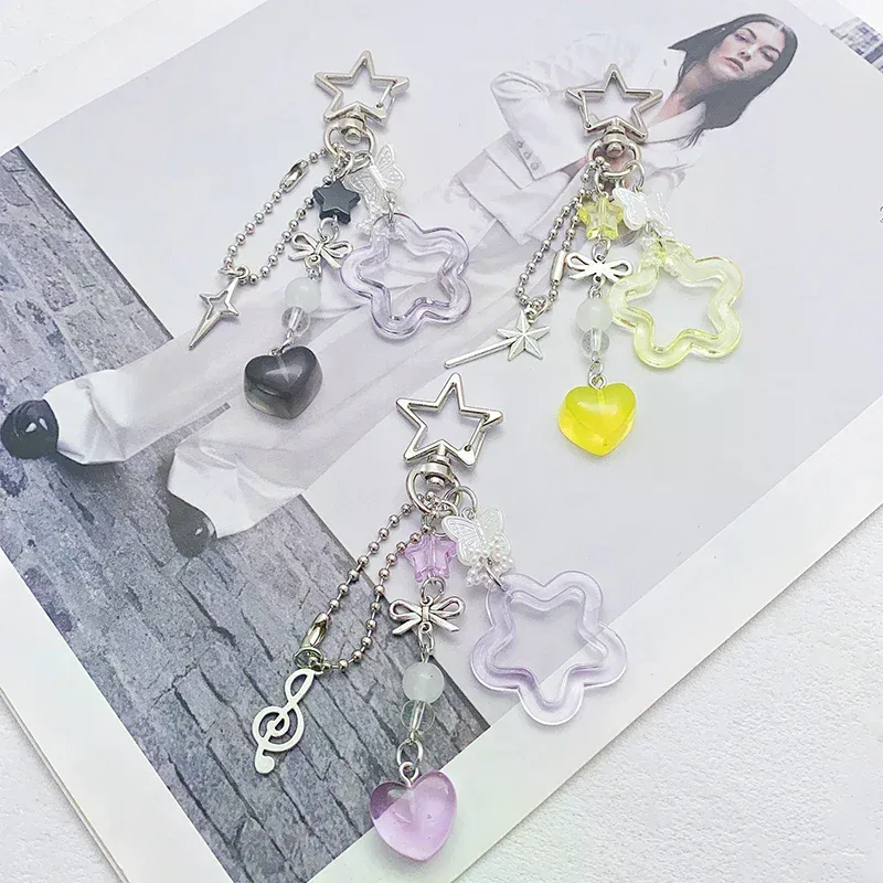 cadenas ornementation plastique forme élégante pendants cœur étoile motifs papillons musique couleurs gris blanc rose bleu sophistication accessoire voyage