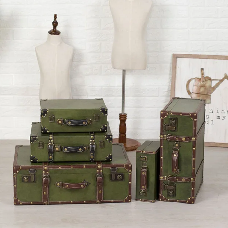 valise cuir pu vert foncé rivets dorés poignées cuir marron intérieur noir voyage décoration