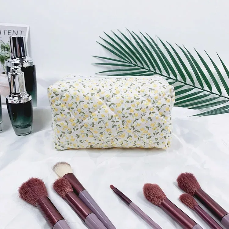 pochette de maquillage personnalisée avec un motif floral brodé, sac de toilette, trousse de toilette de voyage, idéale pour un cadeau de demoiselle d'honneur