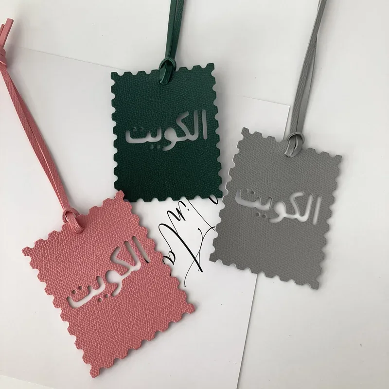 étiquette bagage imitation cuir motif dentelé couleur multiple texte arabes voyage identité valises nom adresse