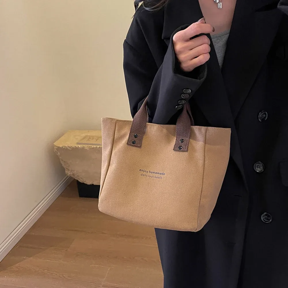 sac fourre-tout décontracté en toile avec pendentif cloche et fermeture éclair ; ce sac fourre-tout élégant et durable est parfait pour l'école et le travail