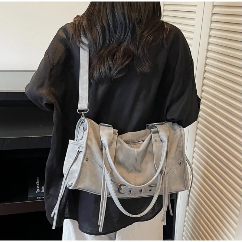 sac à main de moto rétro pour femmes, design à pompon, sac d'oreiller à bandoulière haut de gamme, tendance, grande capacité, sac sous les bras pour femmes