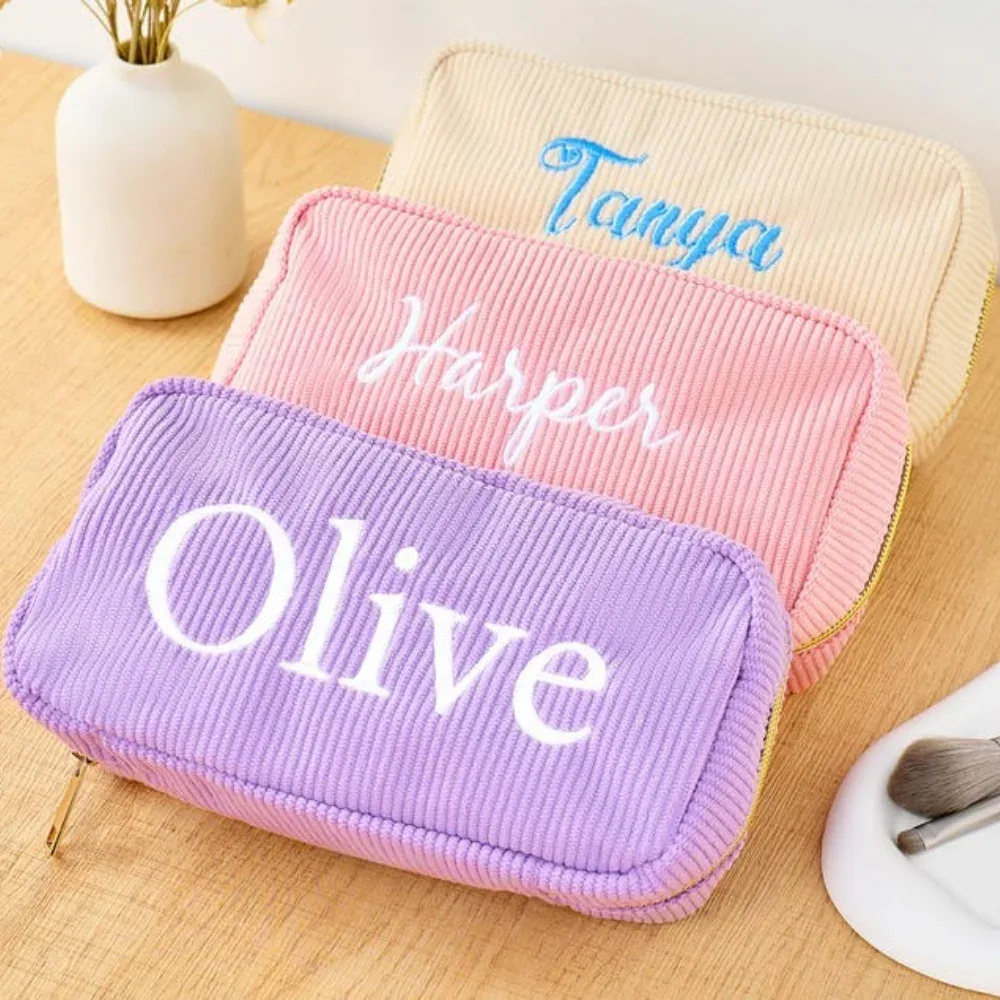 pochette à maquillage en velours côtelé brodée avec un nom personnalisé, sac cosmétique pour femmes, pochette de beauté, cadeau parfait pour une demoiselle d'honneur pour une célébration de mariage
