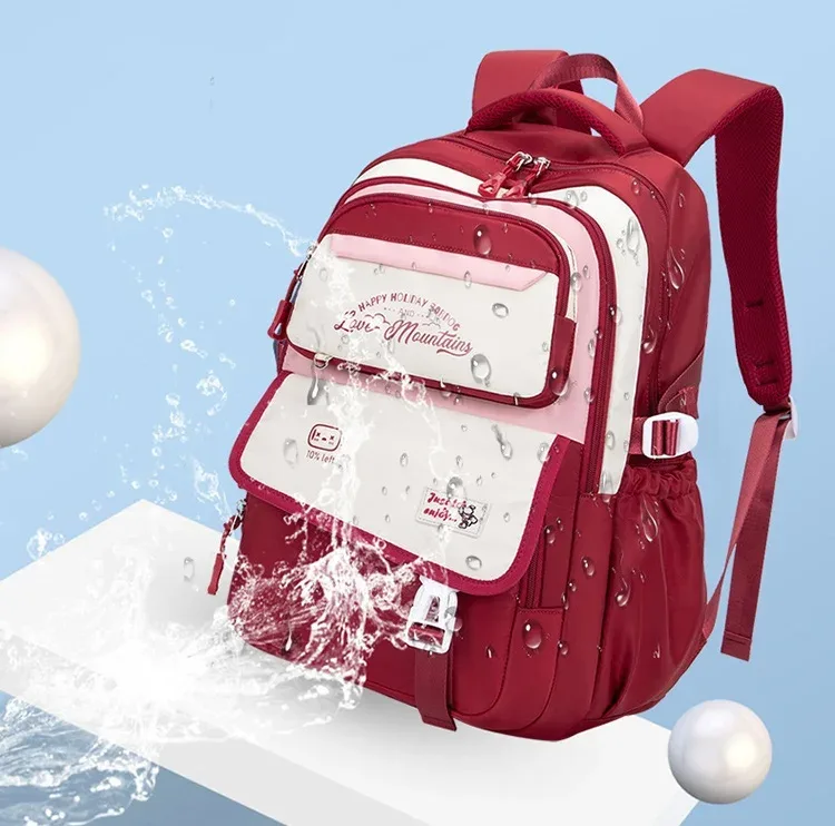 la fille utilise un sac à dos. sac à dos d'étudiant. sac à dos pour collégien. un sac à dos de voyage léger et classique adapté aux jeunes
