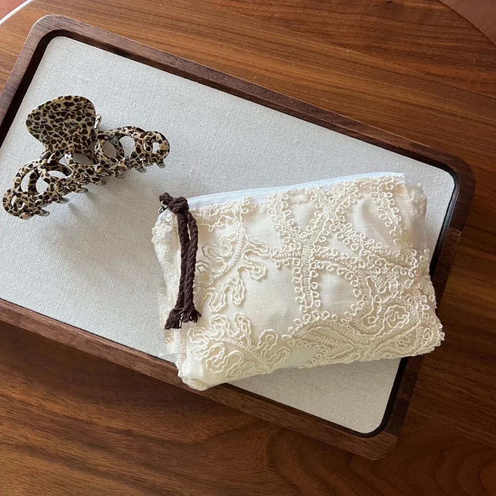 sac de rangement en dentelle d'organza brodé, sac de rangement pour bijoux à fleurs mignonnes, broderie légère, petite trousse de maquillage, essentiels de voyage