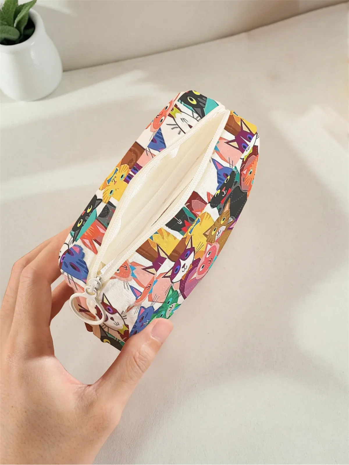 trousse polyester noir blanc motif géométrique smartphone poche rabat bouton pression voyage cosmétique maquillage sac portable