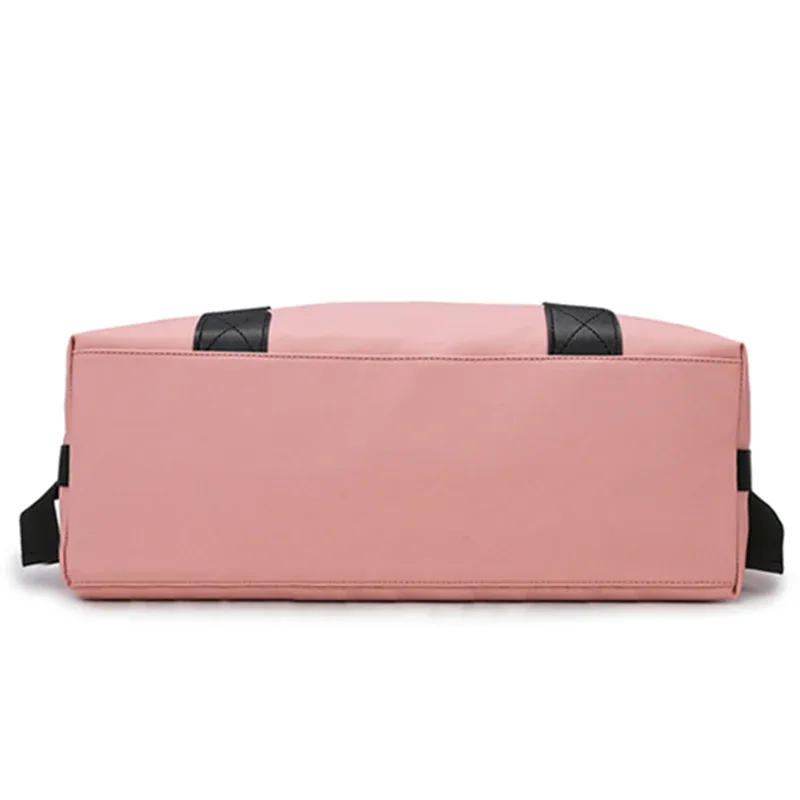 sac de sport chic avec emblème et détails pour les voyages quotidiens, élégant, multicolore, léger, polyvalent, décontracté, fonctionnel, sac de transport