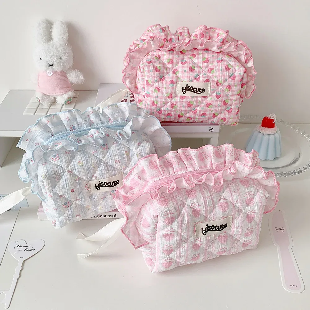 sac de maquillage coréen tendance en dentelle florale avec motif de fraises, sac de toilette portable mignon pour filles, grande capacité, cadeaux pour femmes