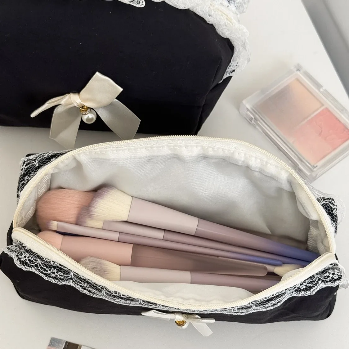 trousse de maquillage femme noire en dentelle avec nœud, grande capacité, sac de voyage cosmétique portable et mignon pour femmes