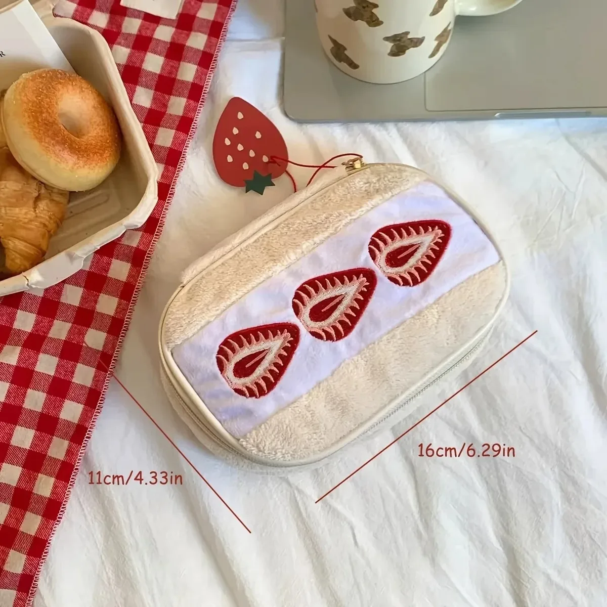 nouvelle trousse de maquillage brodée fraise avec doublure à carreaux, pochette cosmétique portable, sac brodé mignon de style coréen pour le voyage