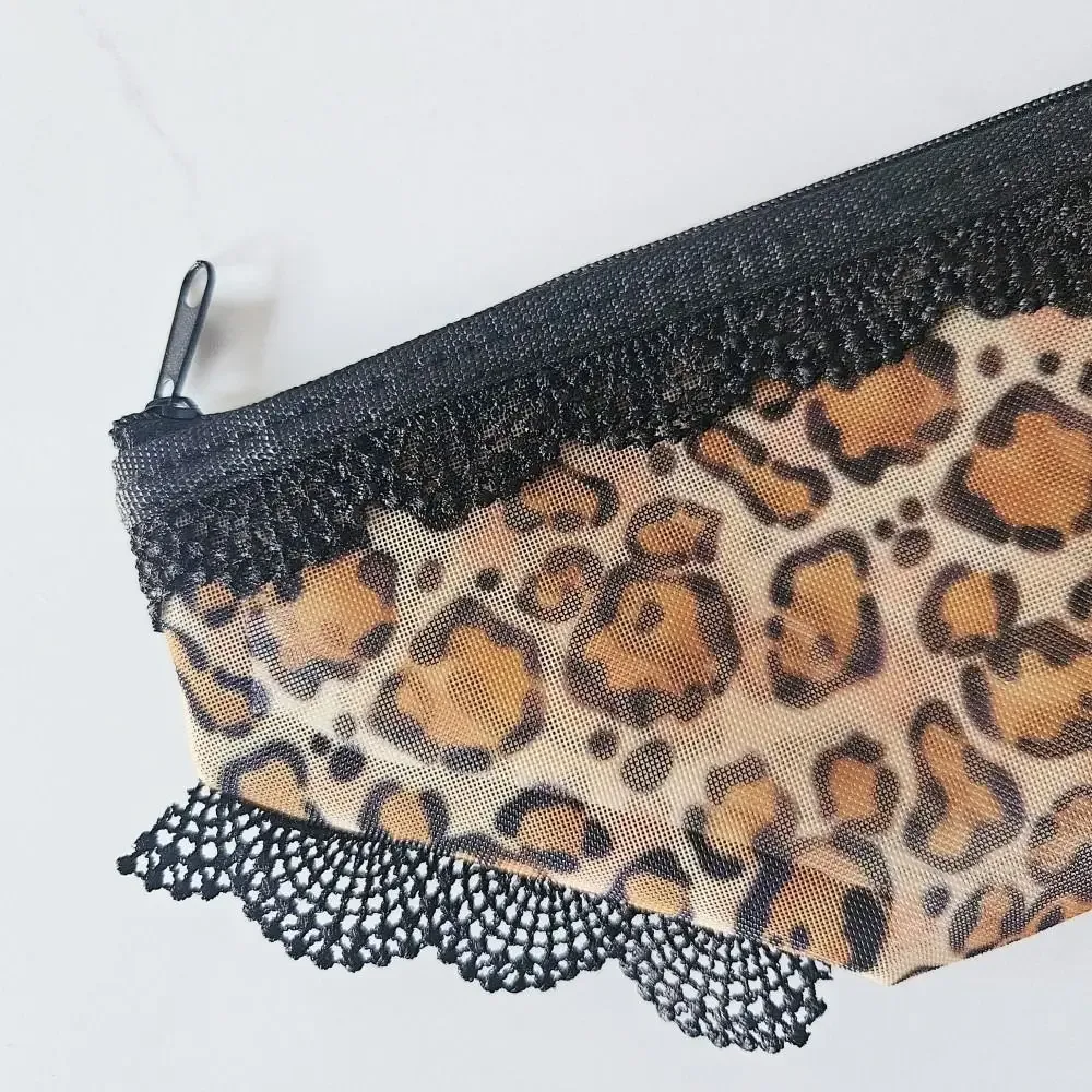pochette cosmétique unique en forme de slip, en dentelle transparente avec motif cœur, sac de rangement pour maquillage, trousse de toilette en maille y2k pour le voyage
