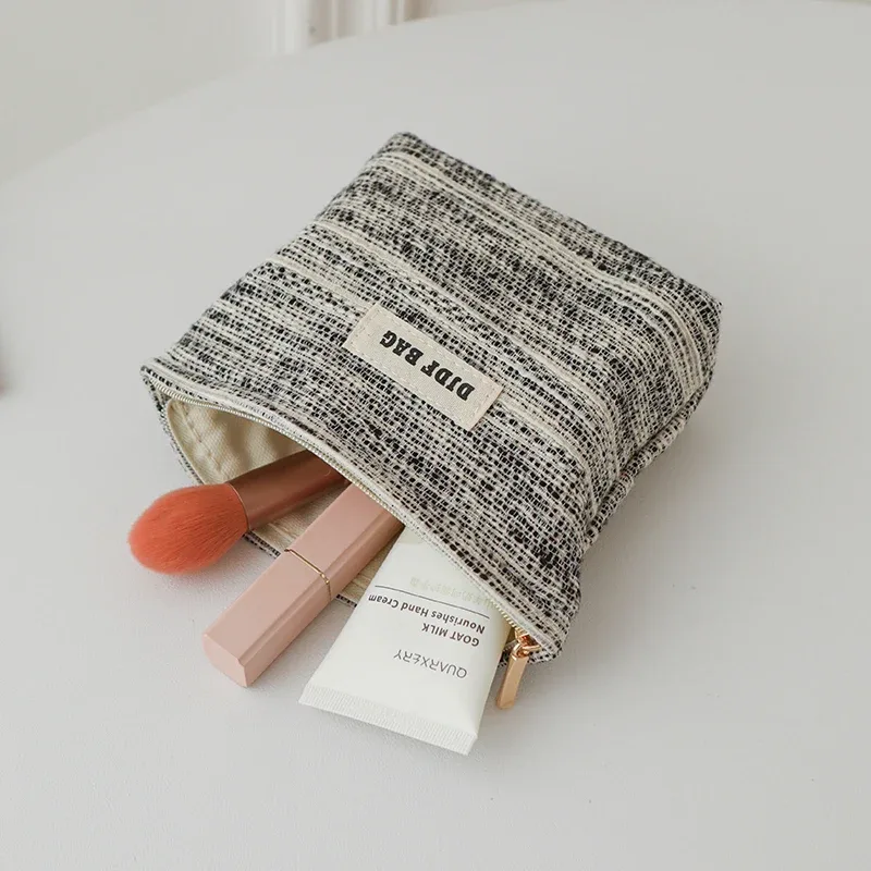 trousse toilette polyester noir blanc motifs points zip doré format carré oreiller minimaliste cosmétiques voyage femmes