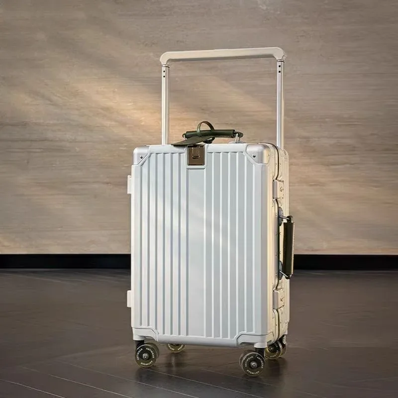 valise pc aluminium roues pivotantes silencieuses serrure tsa compartiments internes couleur noire ligne dorée grande capacité voyage