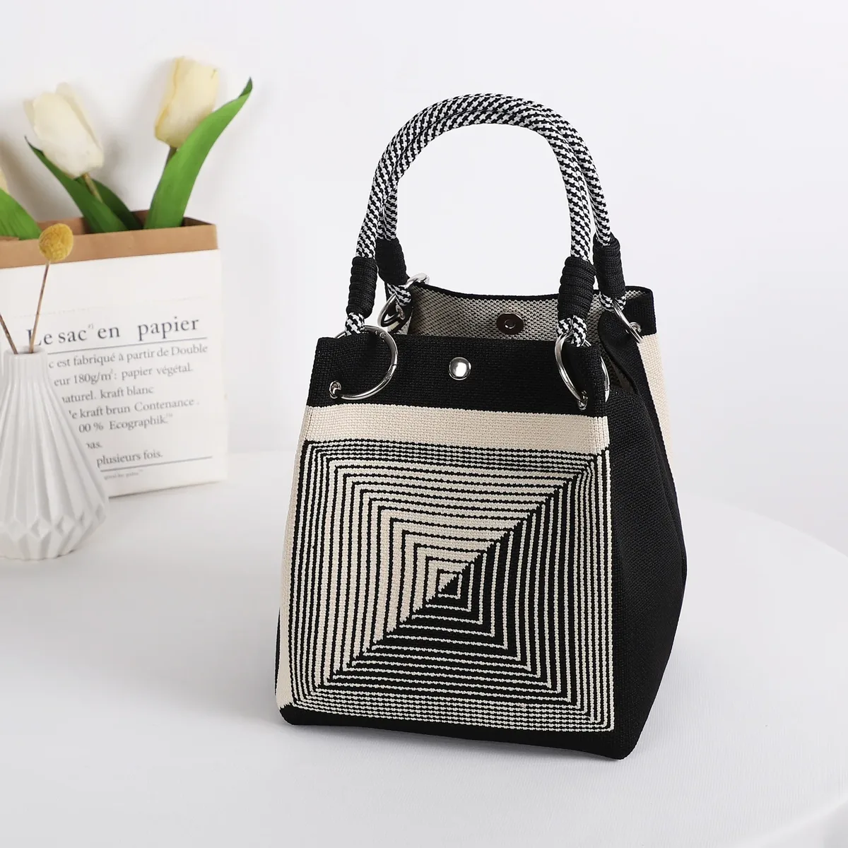 mini sac fourre-tout géométrique pour femme, noir et ivoire, sac à main graphique avec poignée anneau, sac compact pour tenues de style coréen