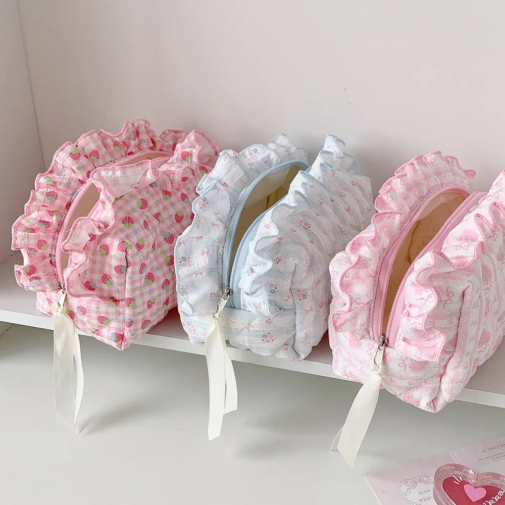 sac de maquillage coréen tendance en dentelle florale avec motif de fraises, sac de toilette portable mignon pour filles, grande capacité, cadeaux pour femmes