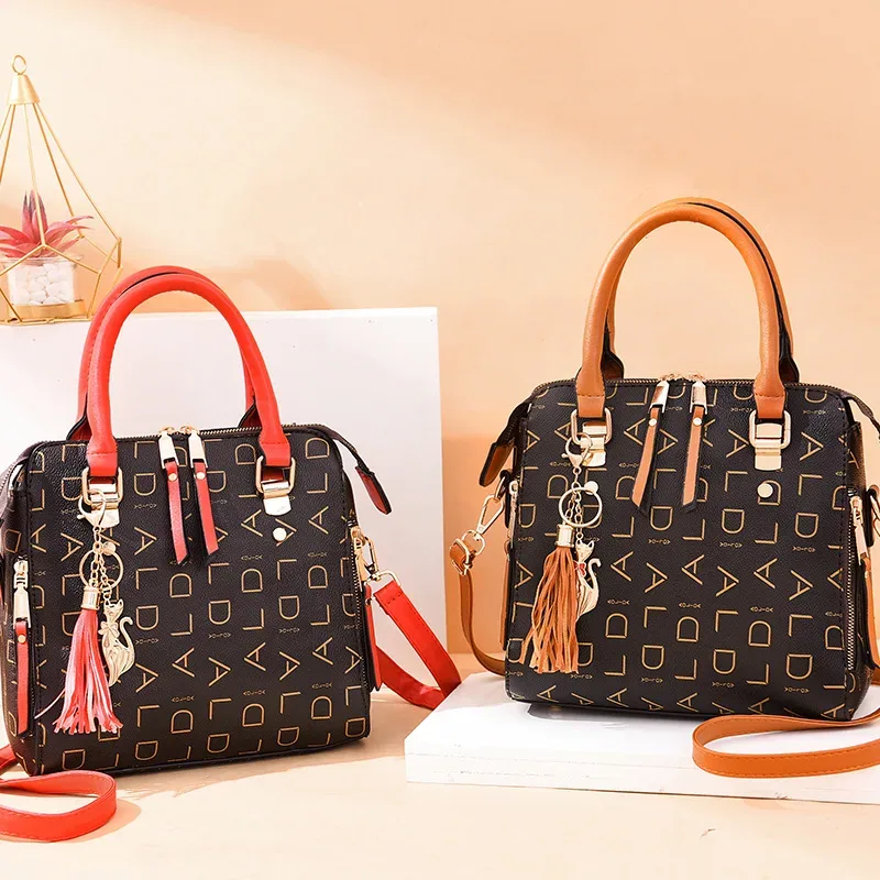 sac à main en cuir pu avec lettres anglaises pour femmes, sac à poignée supérieure avec pompon, sac à bandoulière de luxe de grande capacité, fourre-tout design