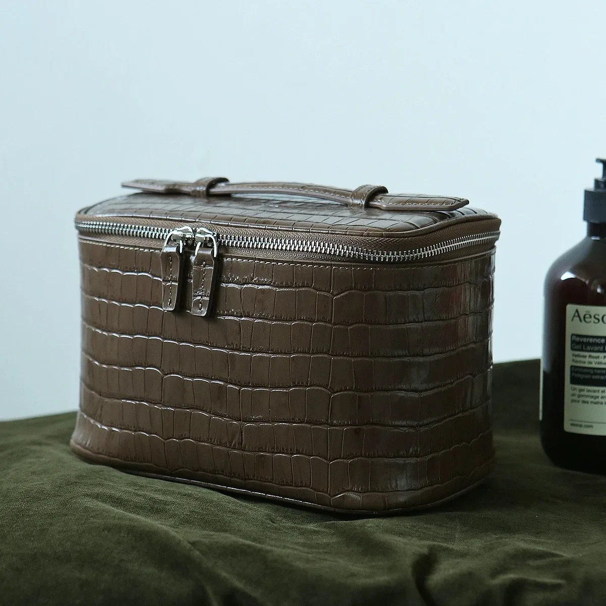sac de maquillage en cuir de vachette à motif crocodile, nouveau, avec initiales gratuites, sac de toilette portable de voyage, grande capacité, sac de rangement pour cosmétiques