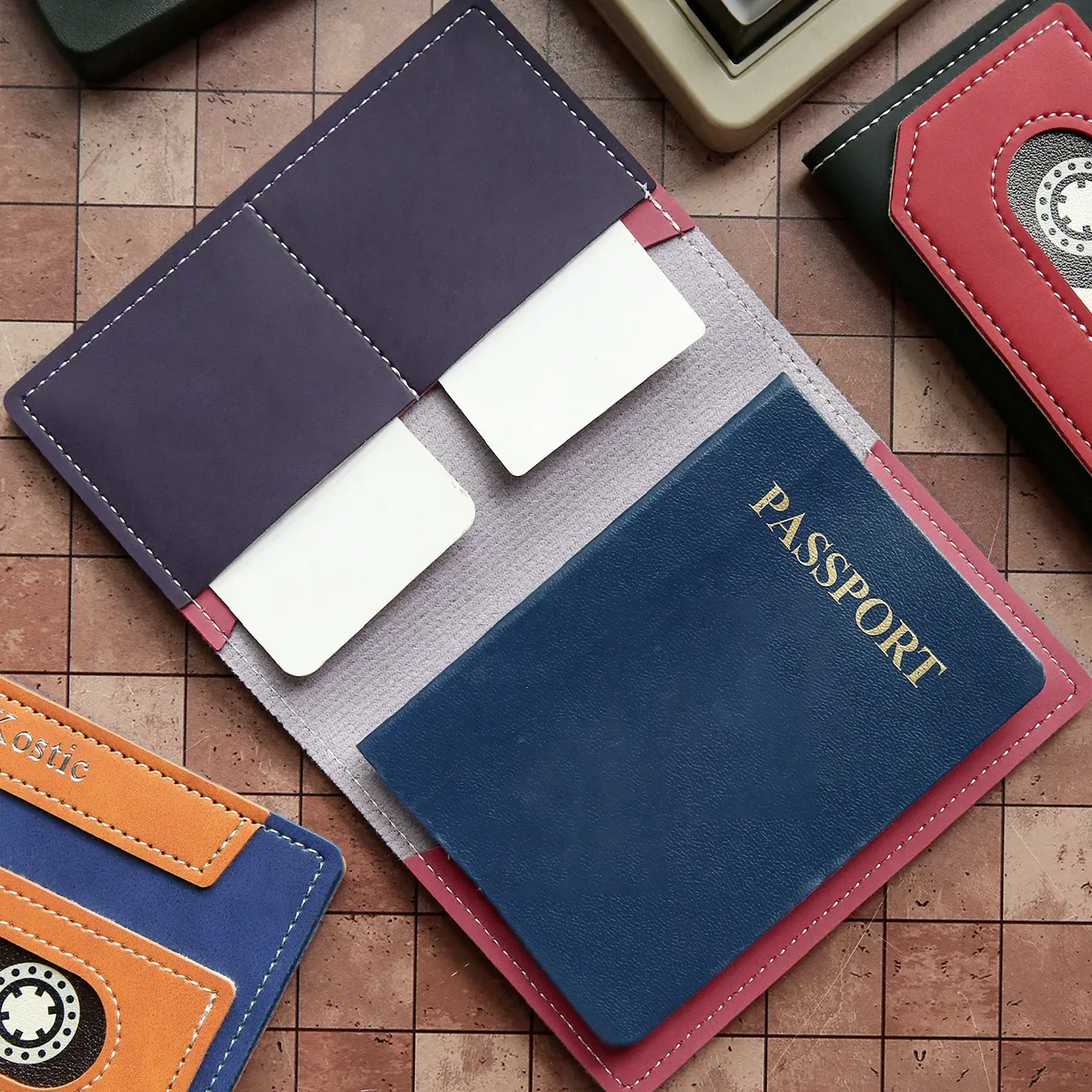 housse de passeport en pu à motif cassette rétro, porte-passeport multifonction avec emplacements cartes, personnalisable gravure prénom, accessoire de voyage vintage, cadeau original pour amateurs de voyages et musiqu